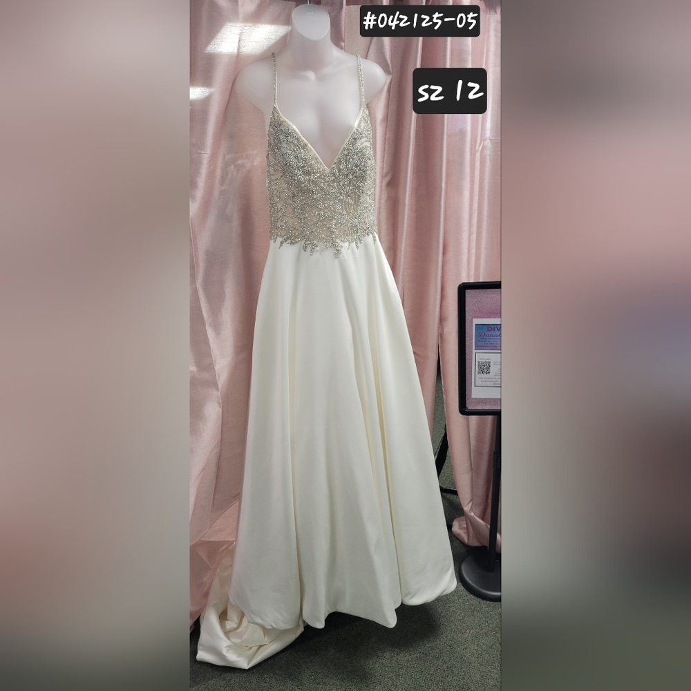 Elegant White Gown with Silver Embellishments Justin Alexander Wedding Dress Nwt